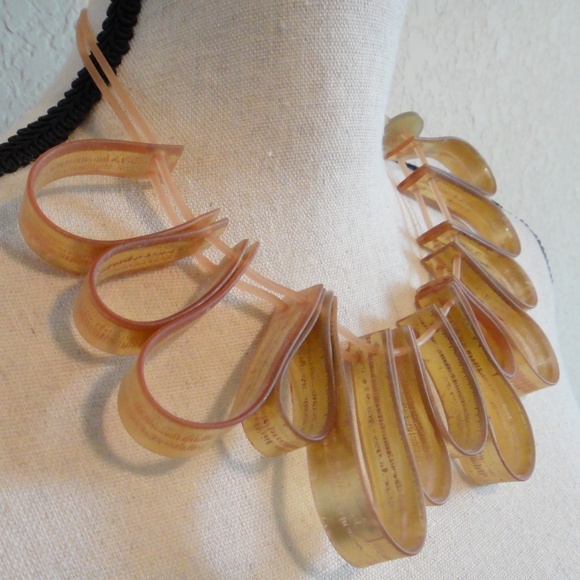 Unusual Choker - Picture 6 of 9